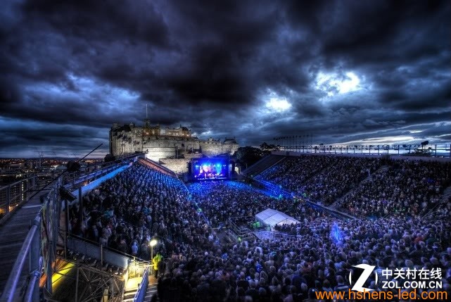 大型露天演出的現場(chǎng)，大屏幕的應用可以保證所有現場(chǎng)觀(guān)眾都可以看到表演的情況