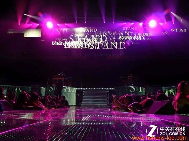 在各種時(shí)裝表演的場(chǎng)景中，商用屏幕也是重要舞臺元素，烘托氣氛，展示創(chuàng  )作元素等等