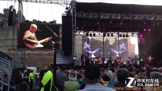 歐美流行的露天音樂(lè )節上，人們不需要靠近舞臺就能欣賞藝術(shù)家的精湛表演