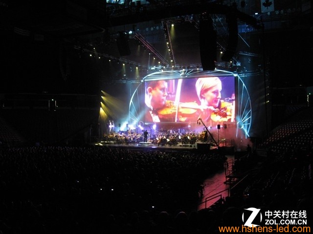 高雅的音樂(lè )會(huì )上，商用顯示大屏正在展示演奏者的技巧