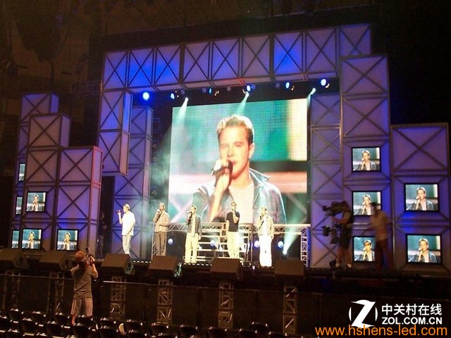 歌星演唱會(huì )上，商用大屏幕更是不可或缺，讓歌迷隨時(shí)看到偶像的表現