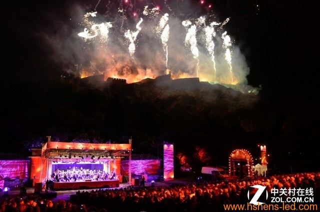 大型露天演出，LED大屏幕無(wú)論是用作背景畫(huà)面展示，還是表演細節呈現，都得心應手